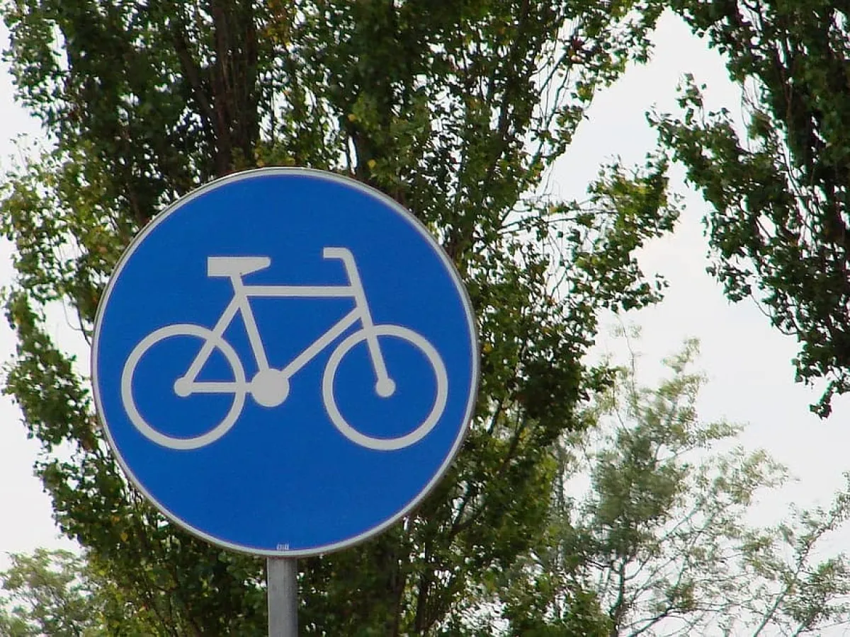 السيارات والدراجات على نفس الطريق