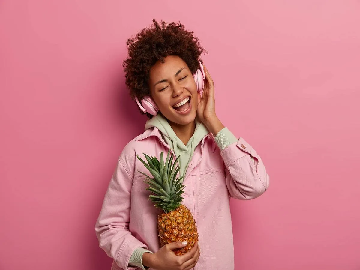 صورة لامرأة تحمل أناناس