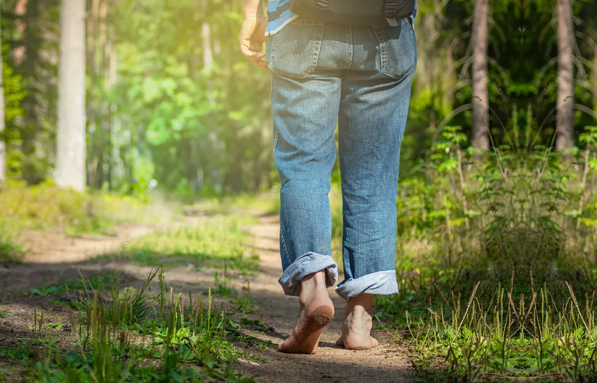 يقرر المشي حافياً ليصبح مليونيراً