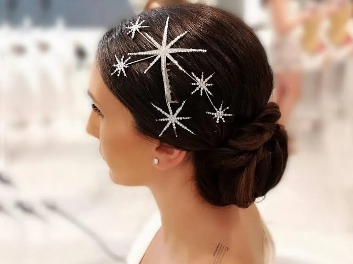 تسريحة الكعكة المنخفضة لأم العروس