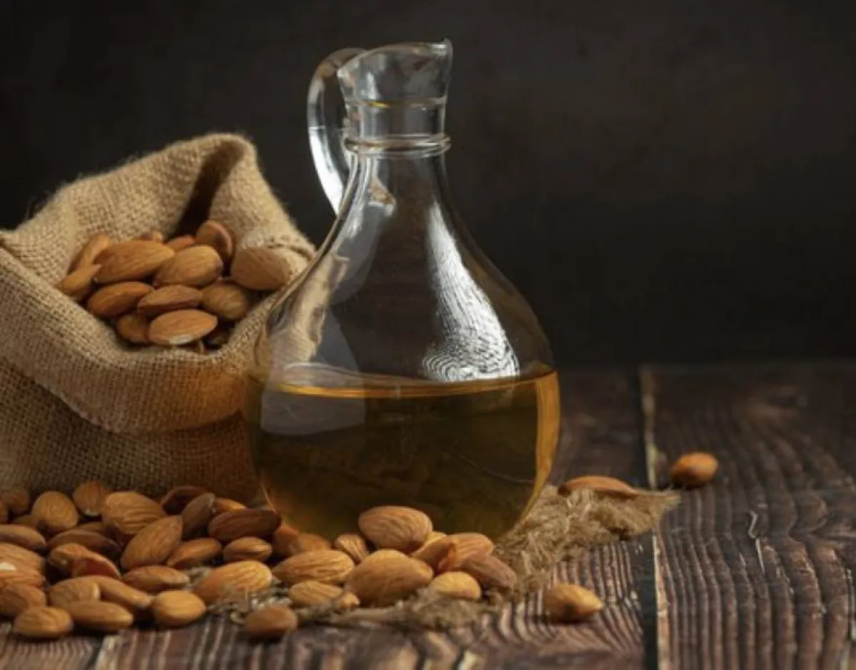 قناع زيت اللوز للتبيض