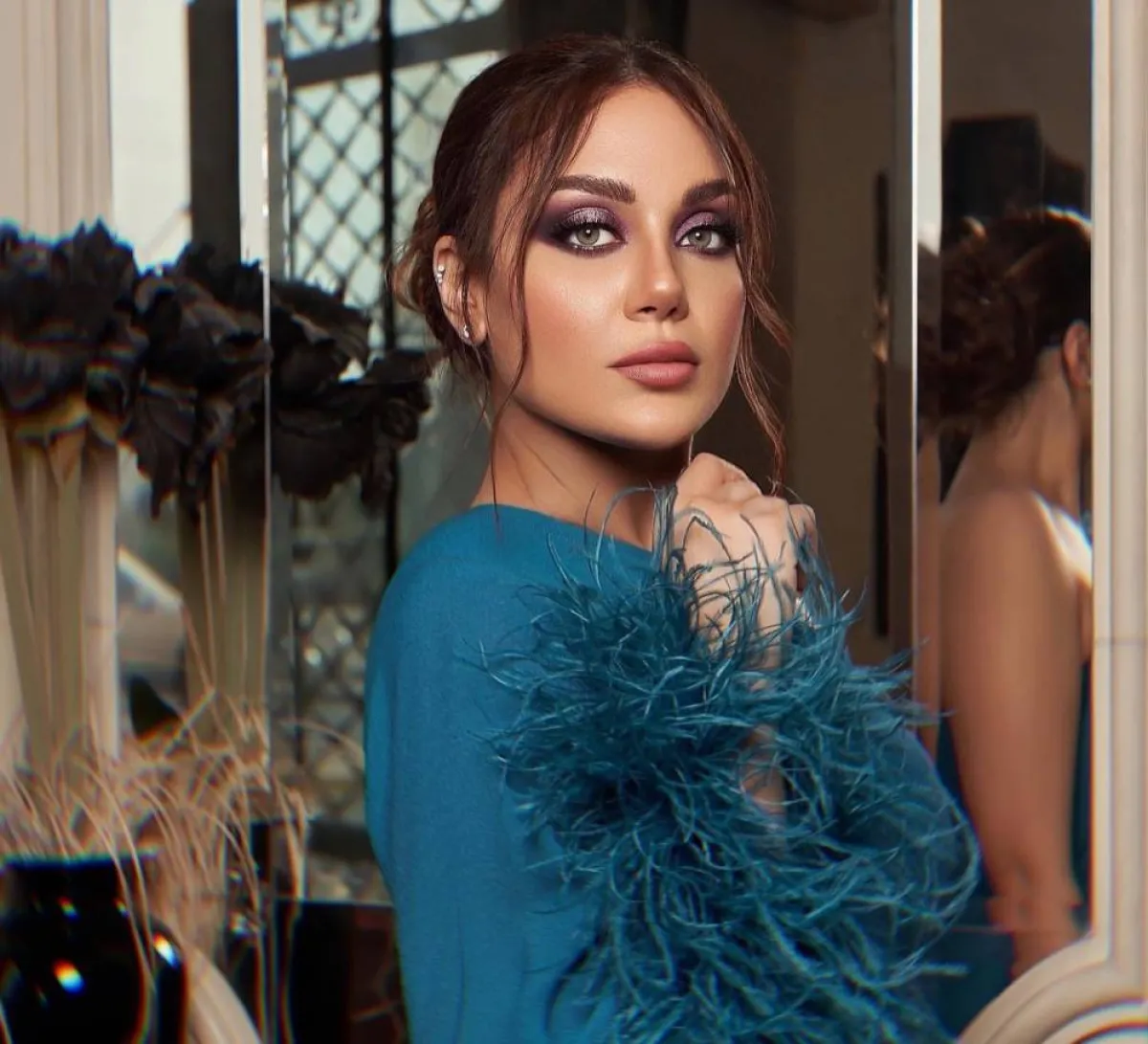 زينب فياض بتسريحة شعر مرفوعة