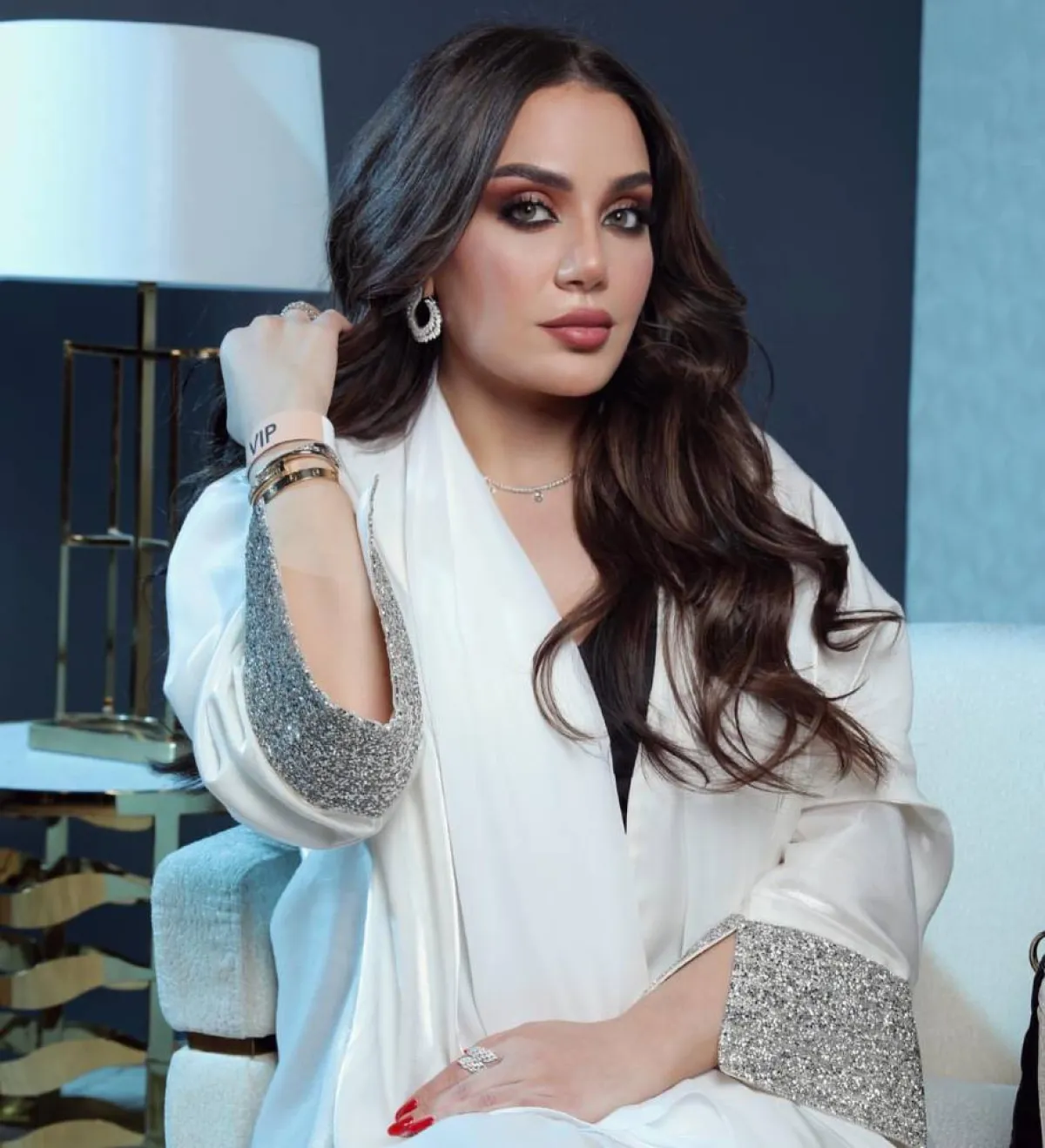 زينب فياض بتسريحة شعر منسدلة