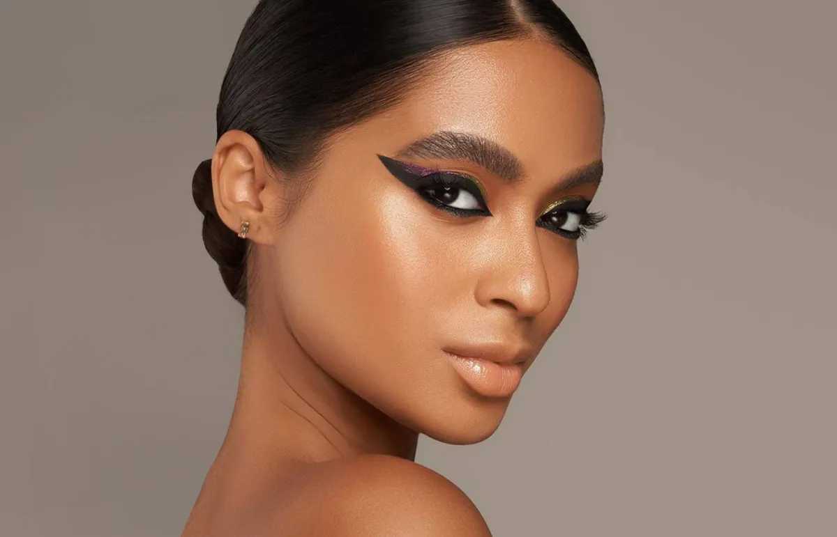 رسمات مكياج غرافيكي