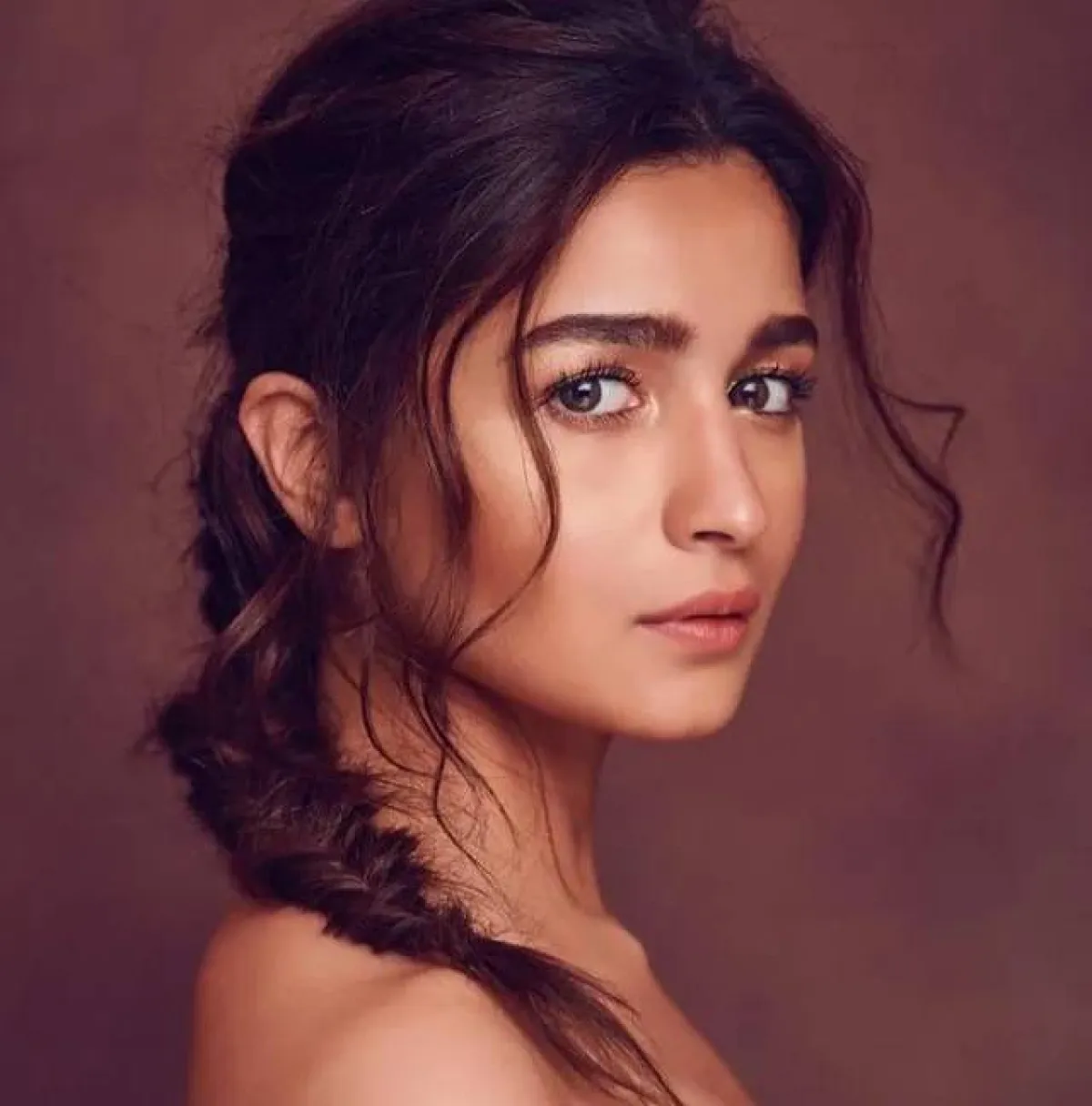 مكياج عيون معدني ناعم