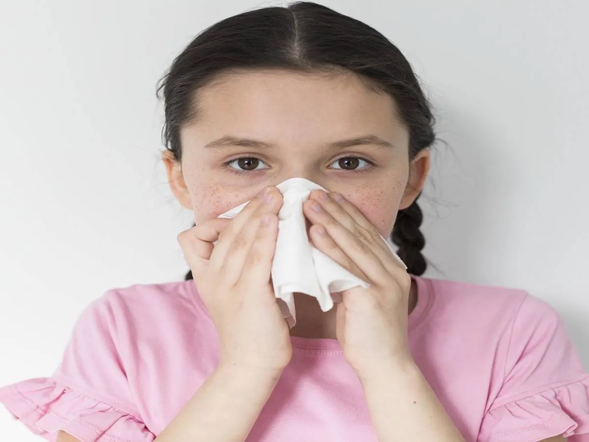 صورة لفتاة تعاني من انسداد الأنف