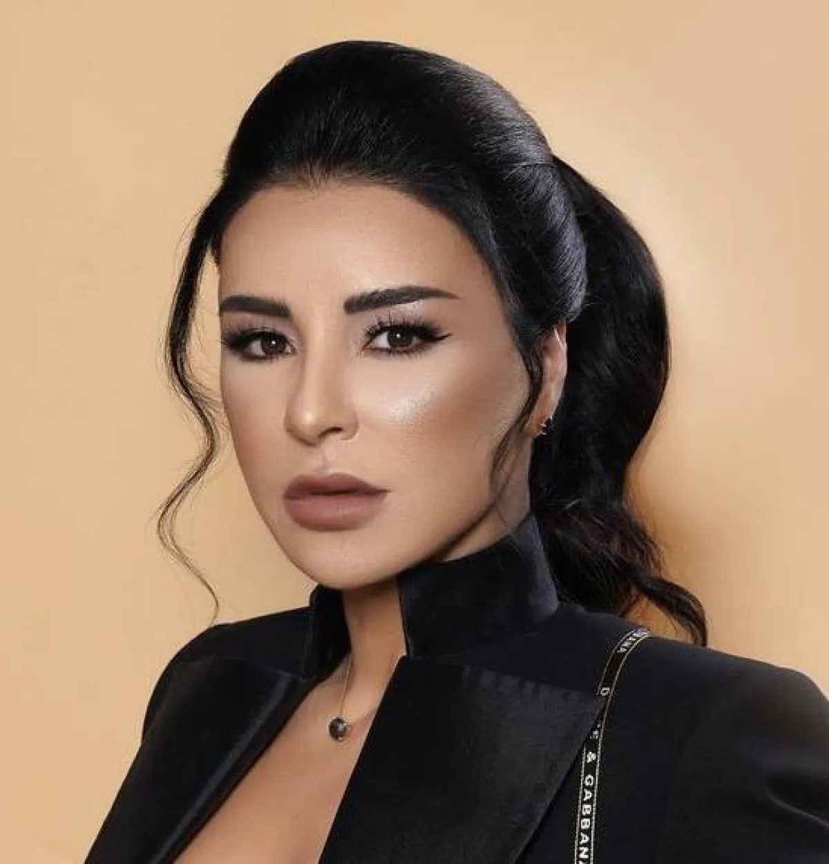 ماغي بو غصن بذيل الحصان مع المكياج البني