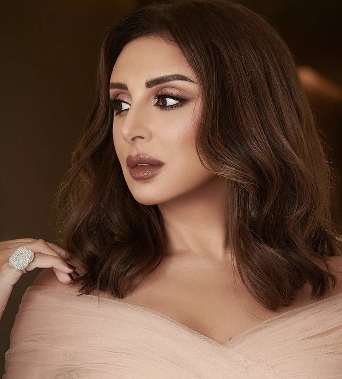 أنغام بمكياج دخاني وشعر ويفي