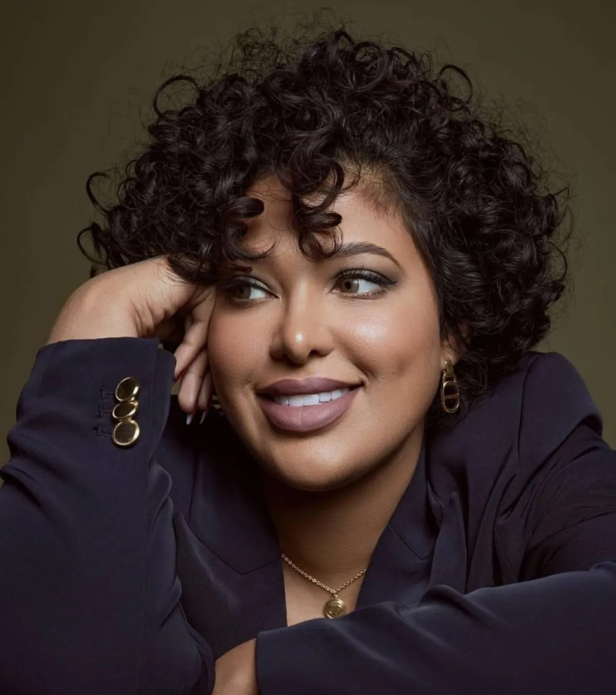 لولوة الملا بشعر كيرلي ومكياج ناعم