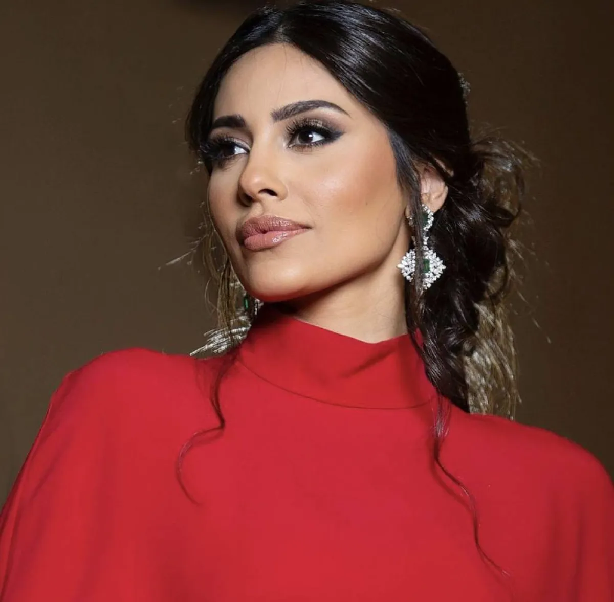 إلهام علي بمكياج سموكي وشعر مرفوع