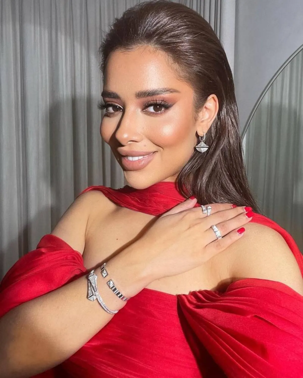 بلقيس فتحي بأساور فخمة بالذهب الأبيض 