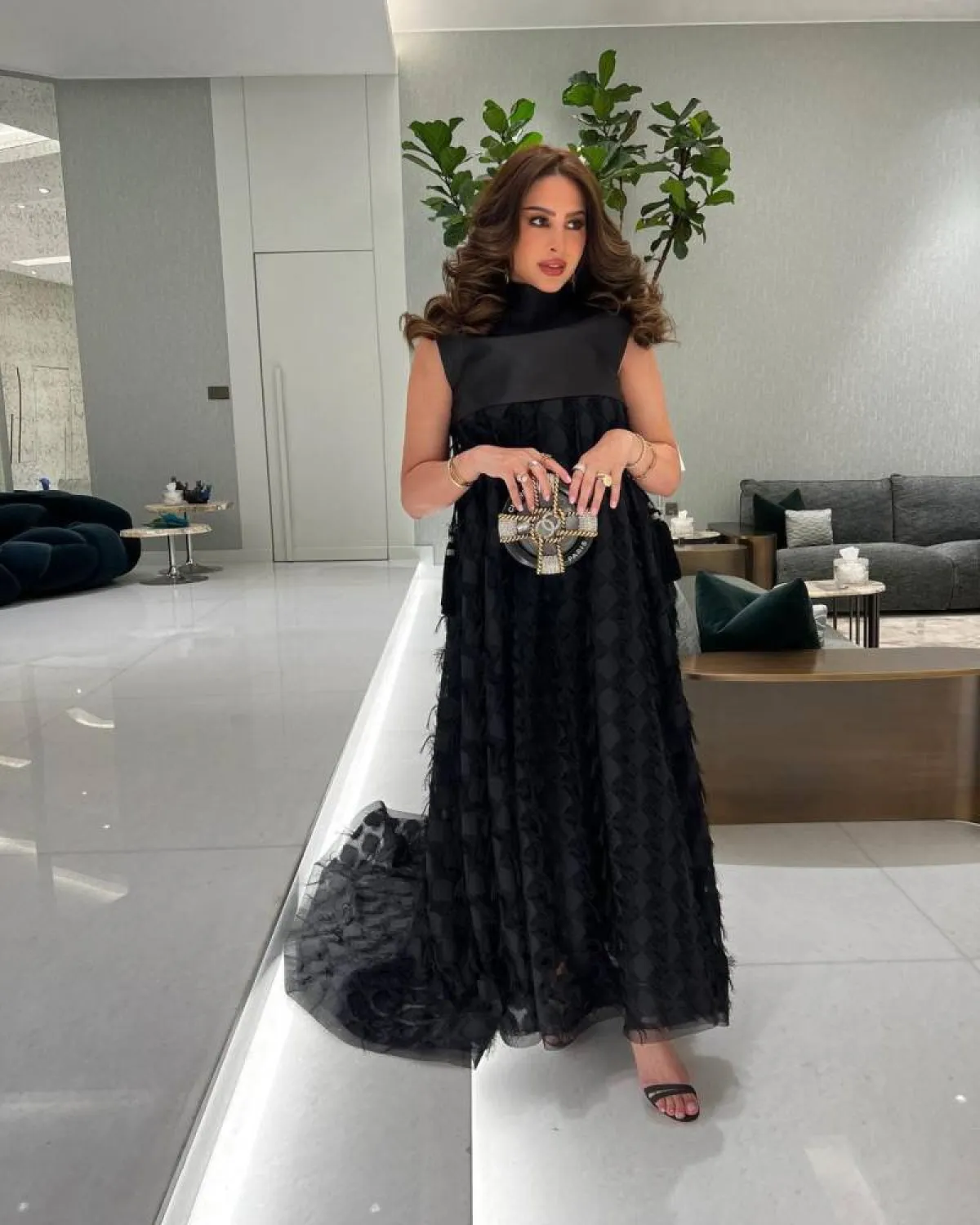 فوز الفهد بأساور فخمة عصرية 