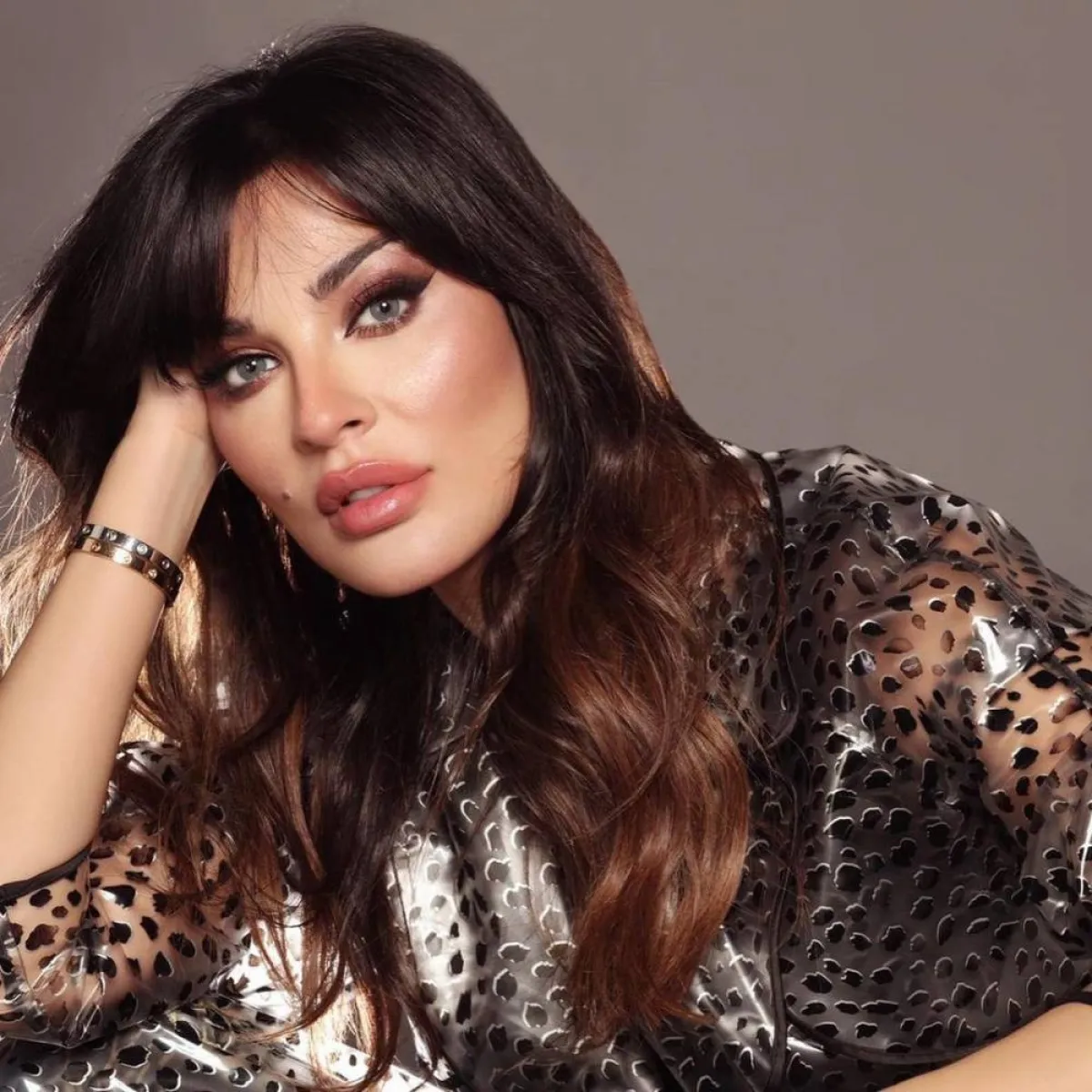 نادين نسيب نجيم بأساور عصرية أنيقة 