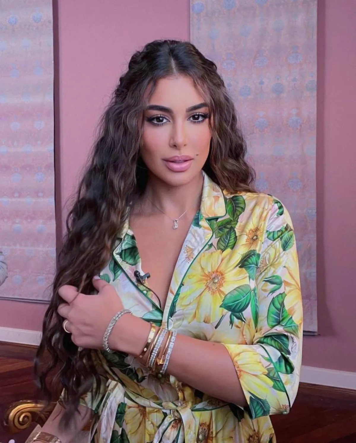 ياسمين صبري بأساور فخمة متنوعة 