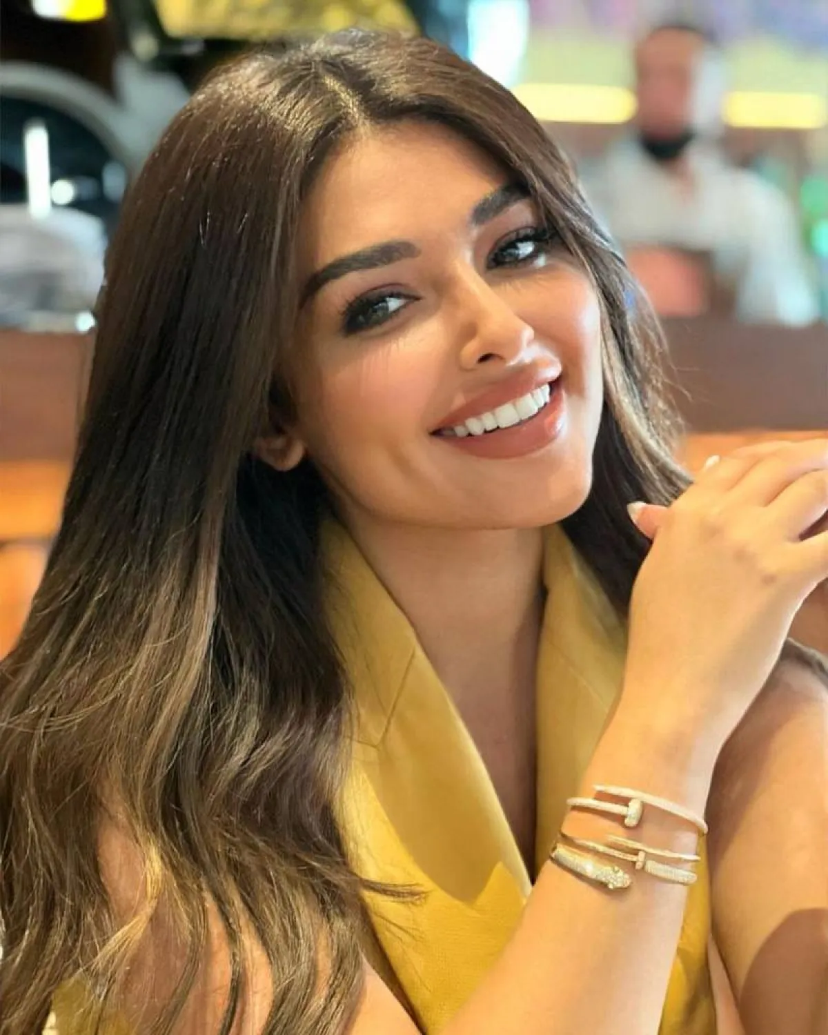 ألين سليمان بأساور فخمة لامعة 