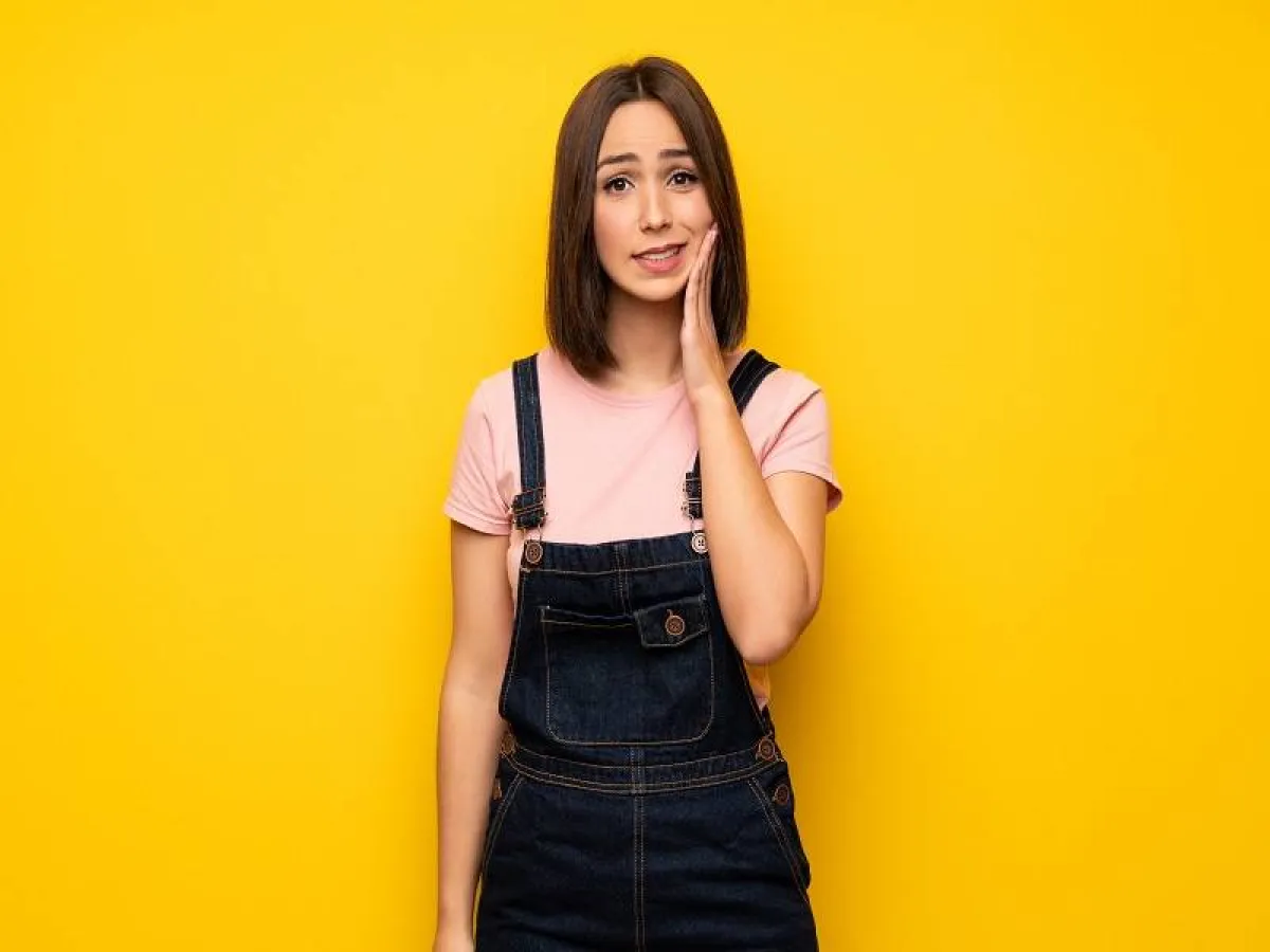 يمكن أن تؤدي إصابات علاج الأسنان أو أطقم الأسنان إلى الإصابة بتقرحات اللسان