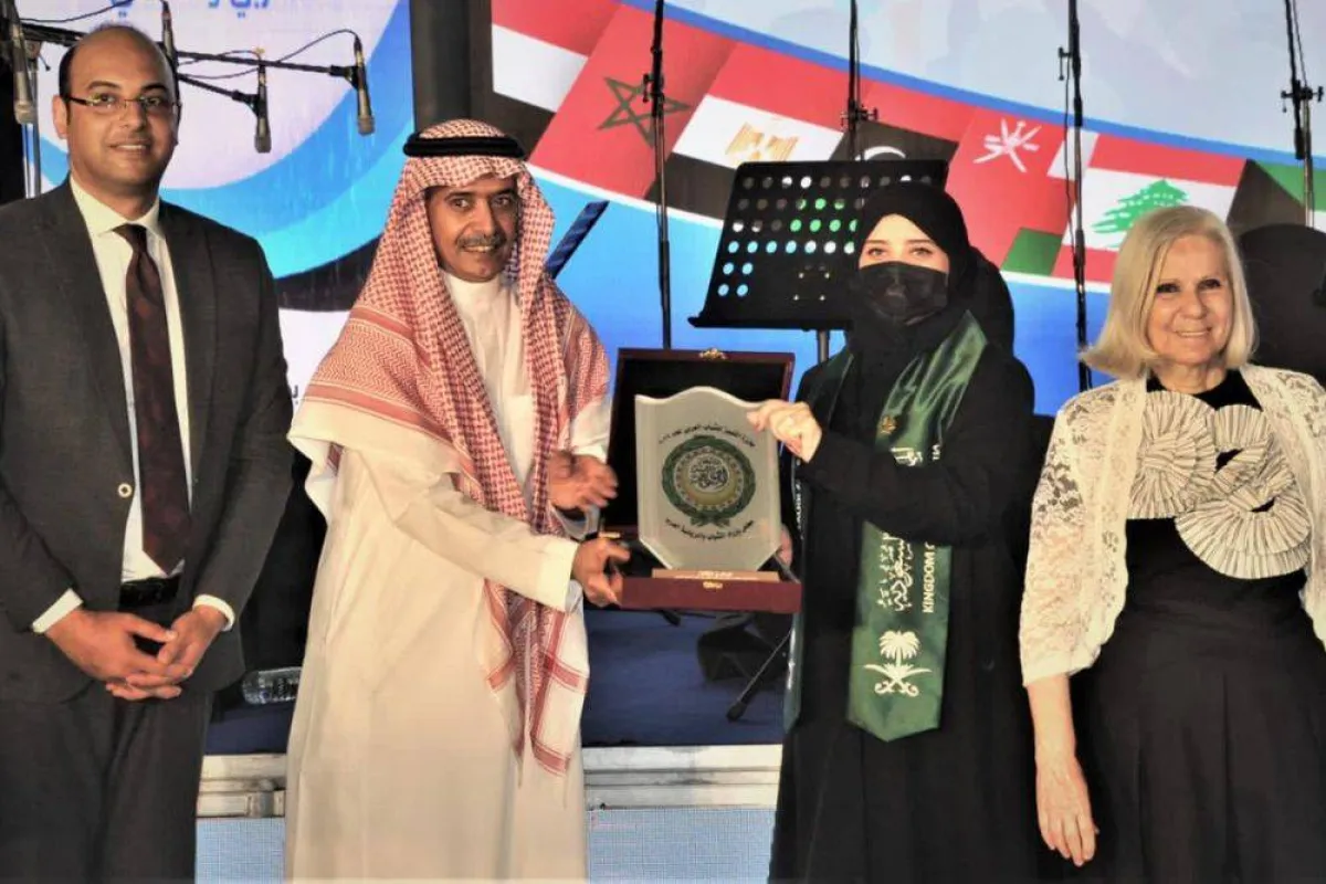 تظهر الصورة تسليم ابتسام فاضل جائزة التميز للشباب العربي