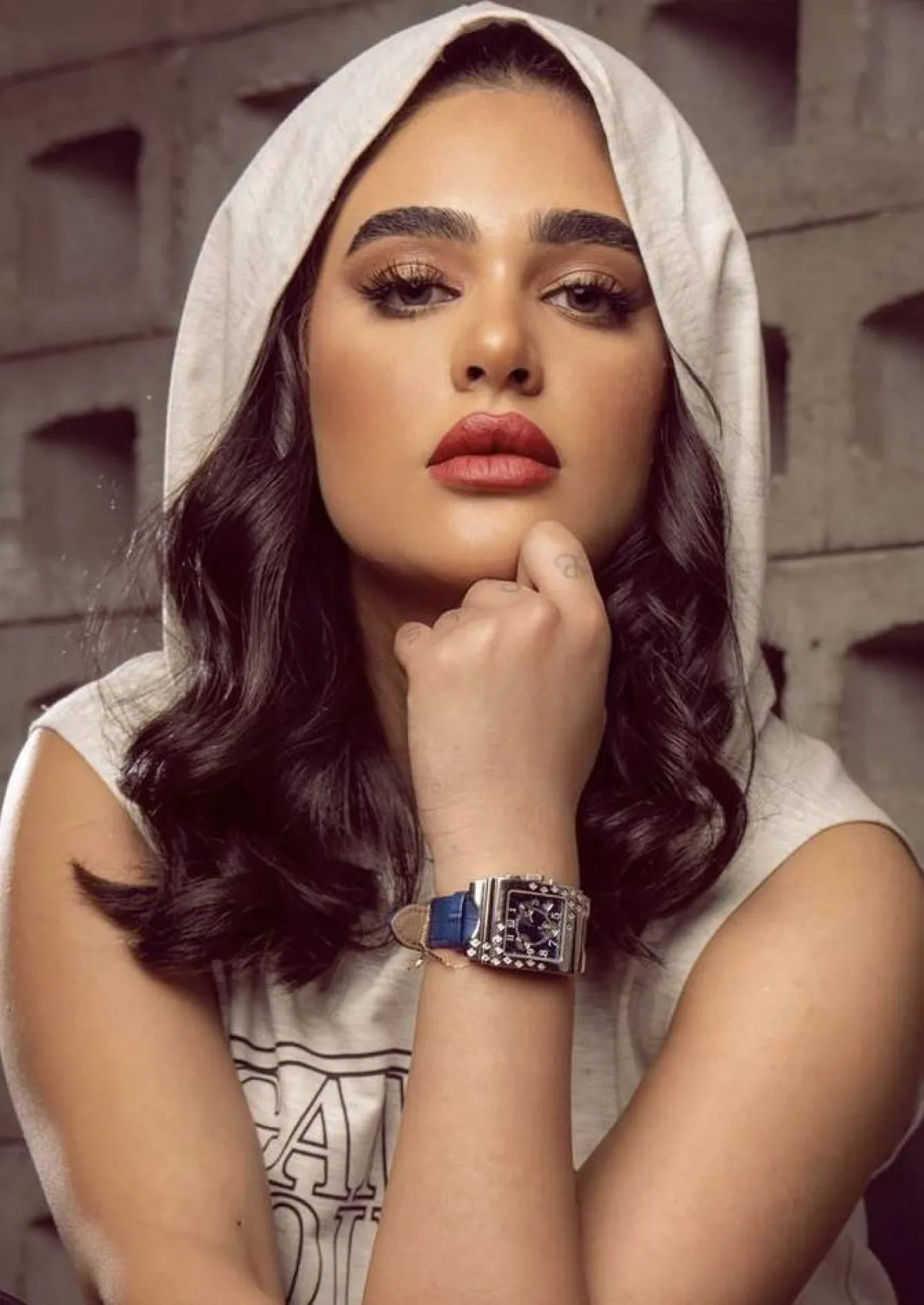 ليالي دهراب بمكياج لامع مع احمر الشفاة الداكن