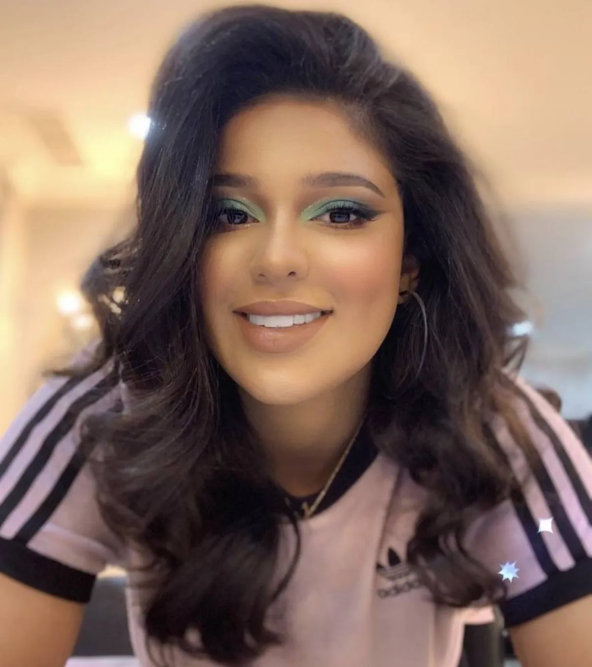 لولوة الملا بمكياج اخضر للعينين