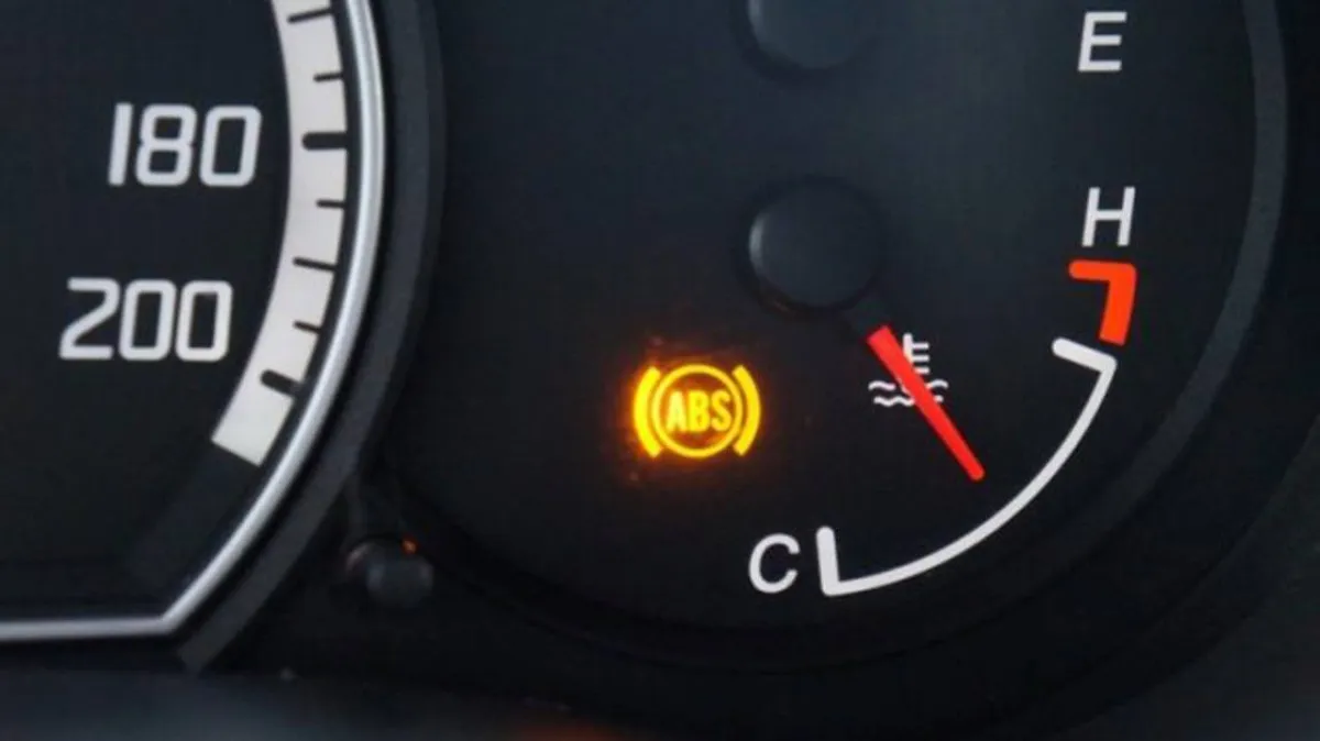 السبب وراء إضاءة شارة «ABS» بشاشة العدادات