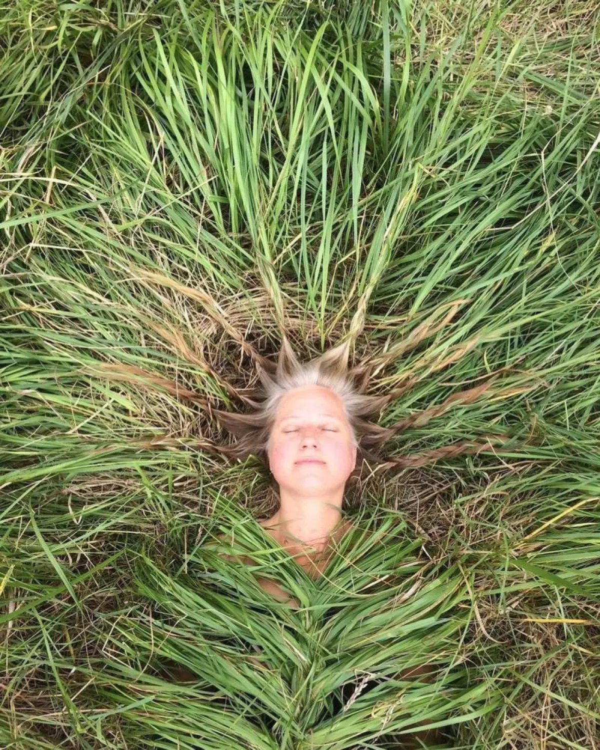 ملابس من العشب والزهور