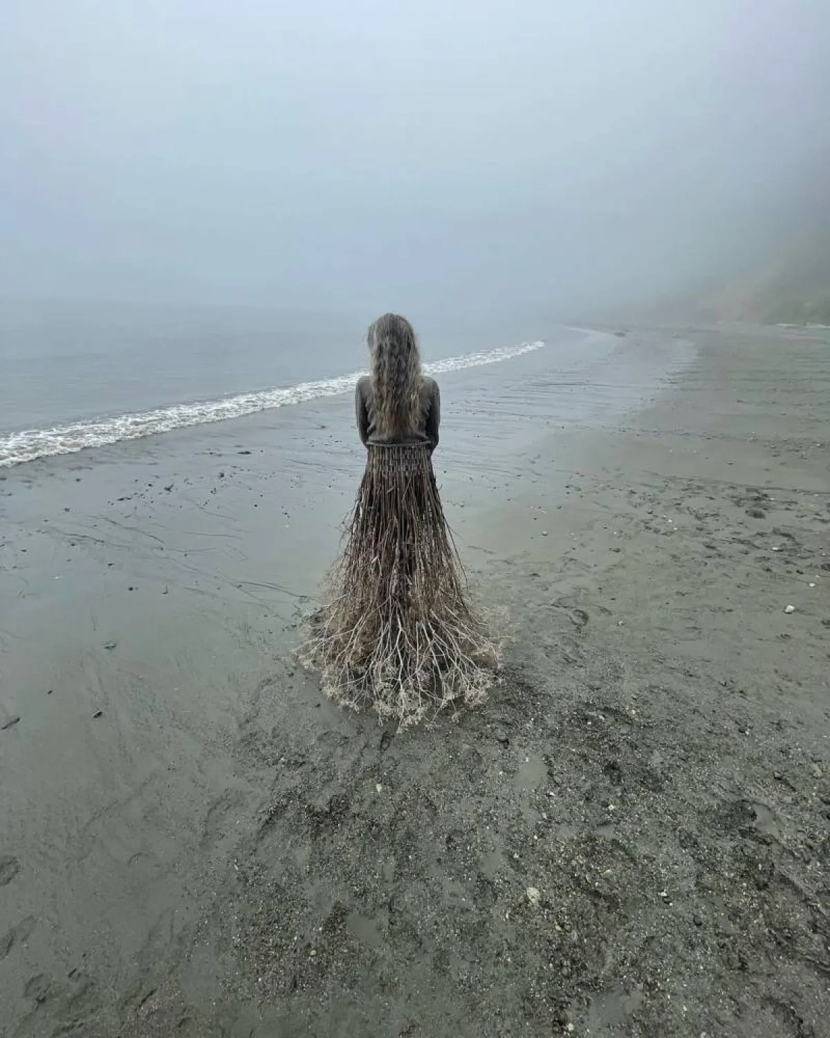 ملابس من العشب والزهور