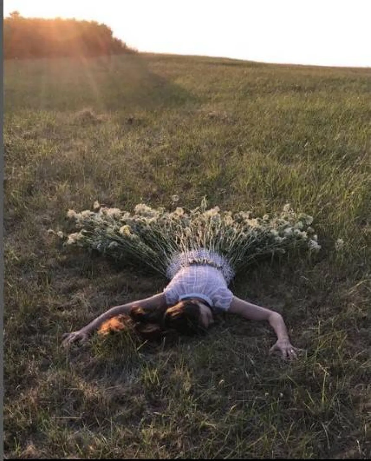 ملابس من العشب والزهور