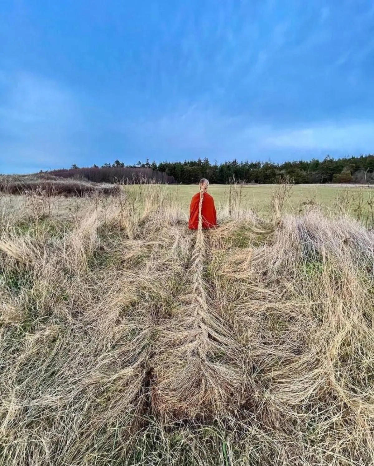 ملابس من العشب والزهور