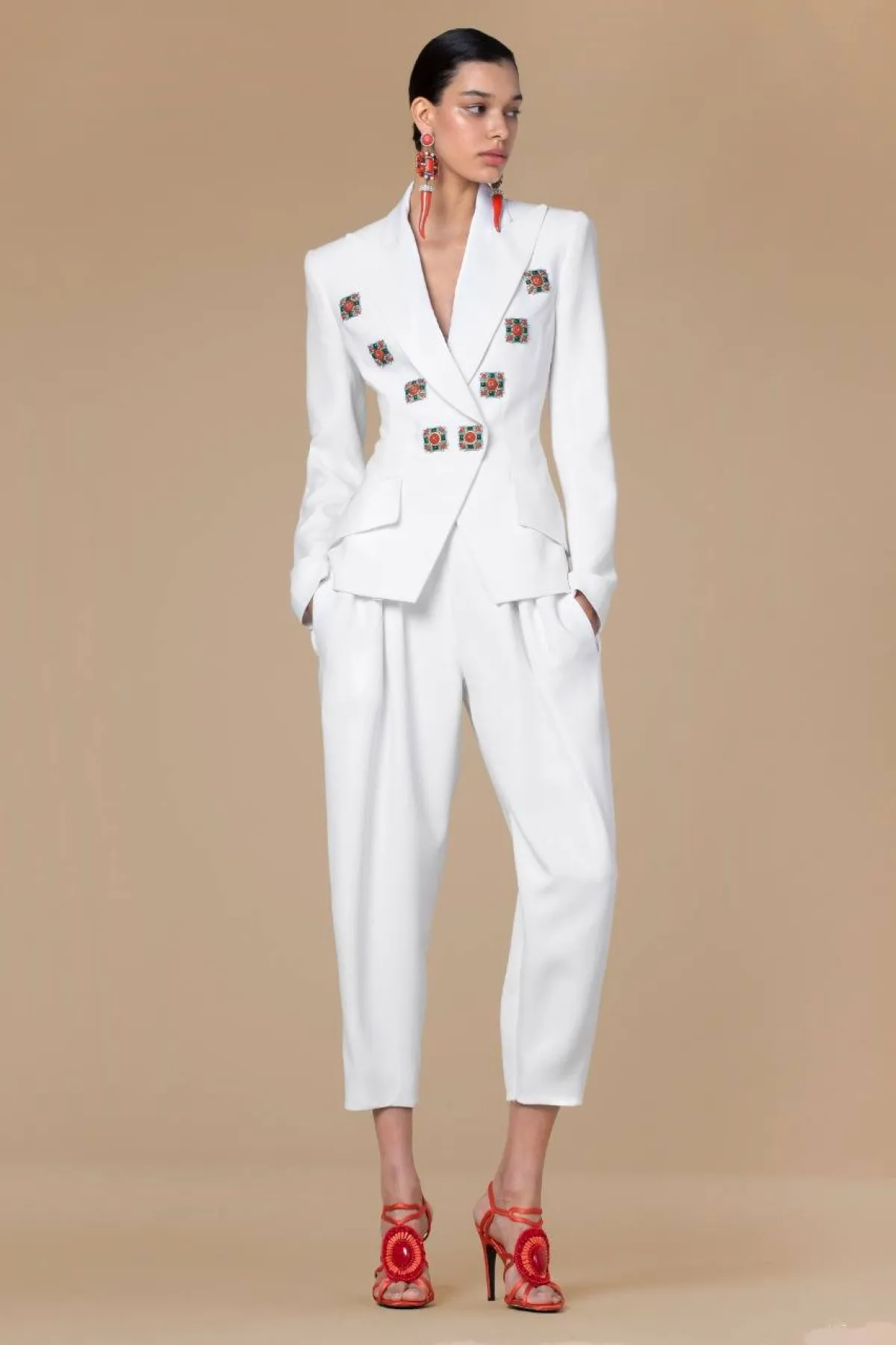 بدلة أنيقة باللون الأبيض من أندروا جين Andrew GN