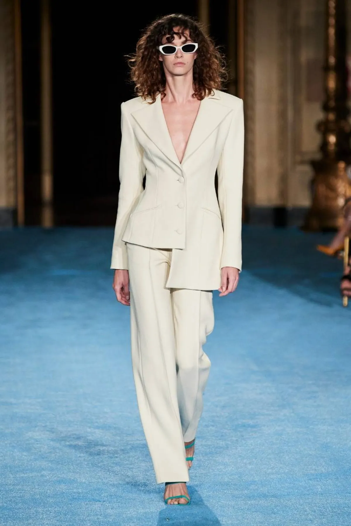 بدلة ملونة كلاسيكية باللون الأوف وايت من كريستيان ديور Christian Siriano