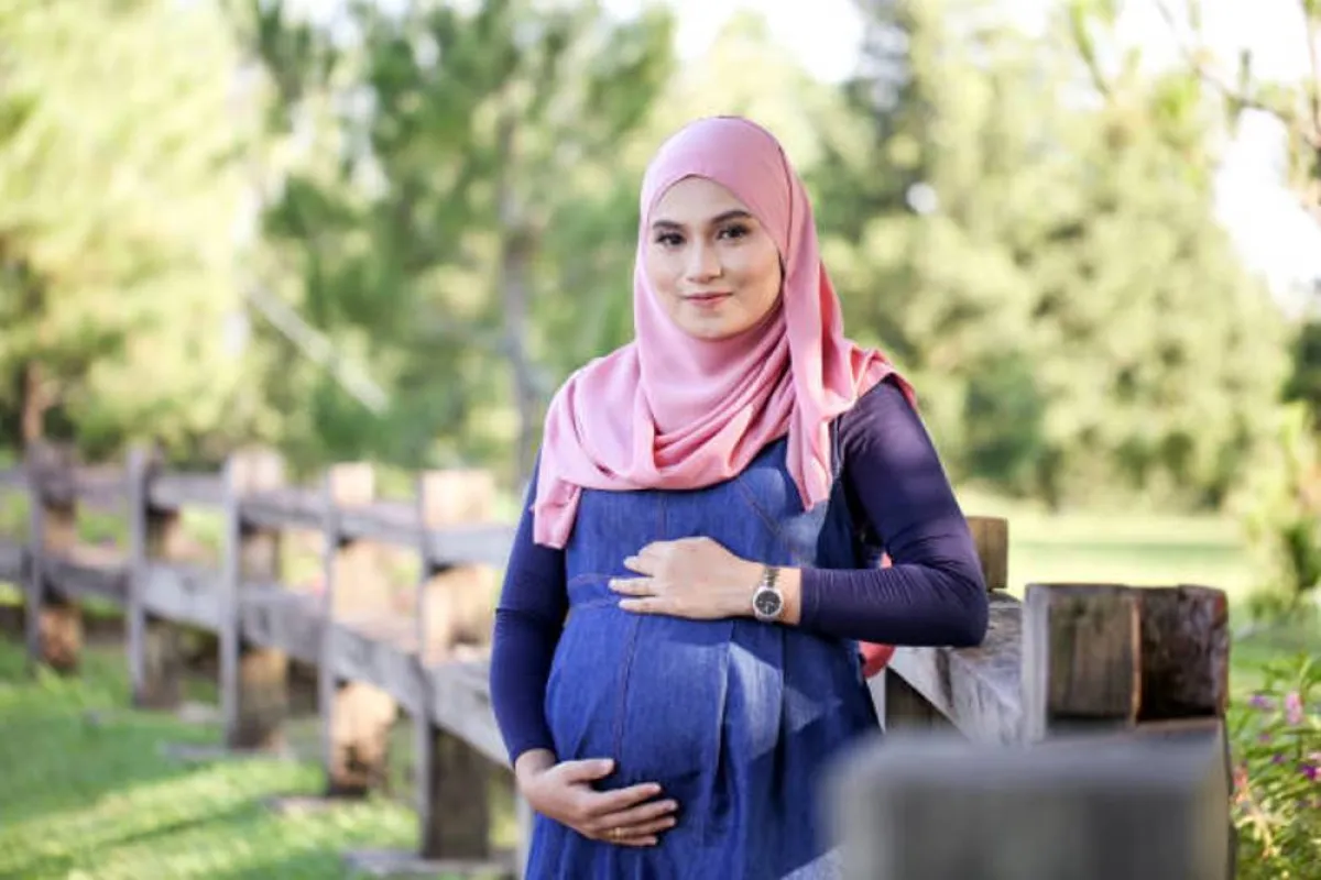 صورة لحامل تمارس رياضة المشي في الهواء الطلق