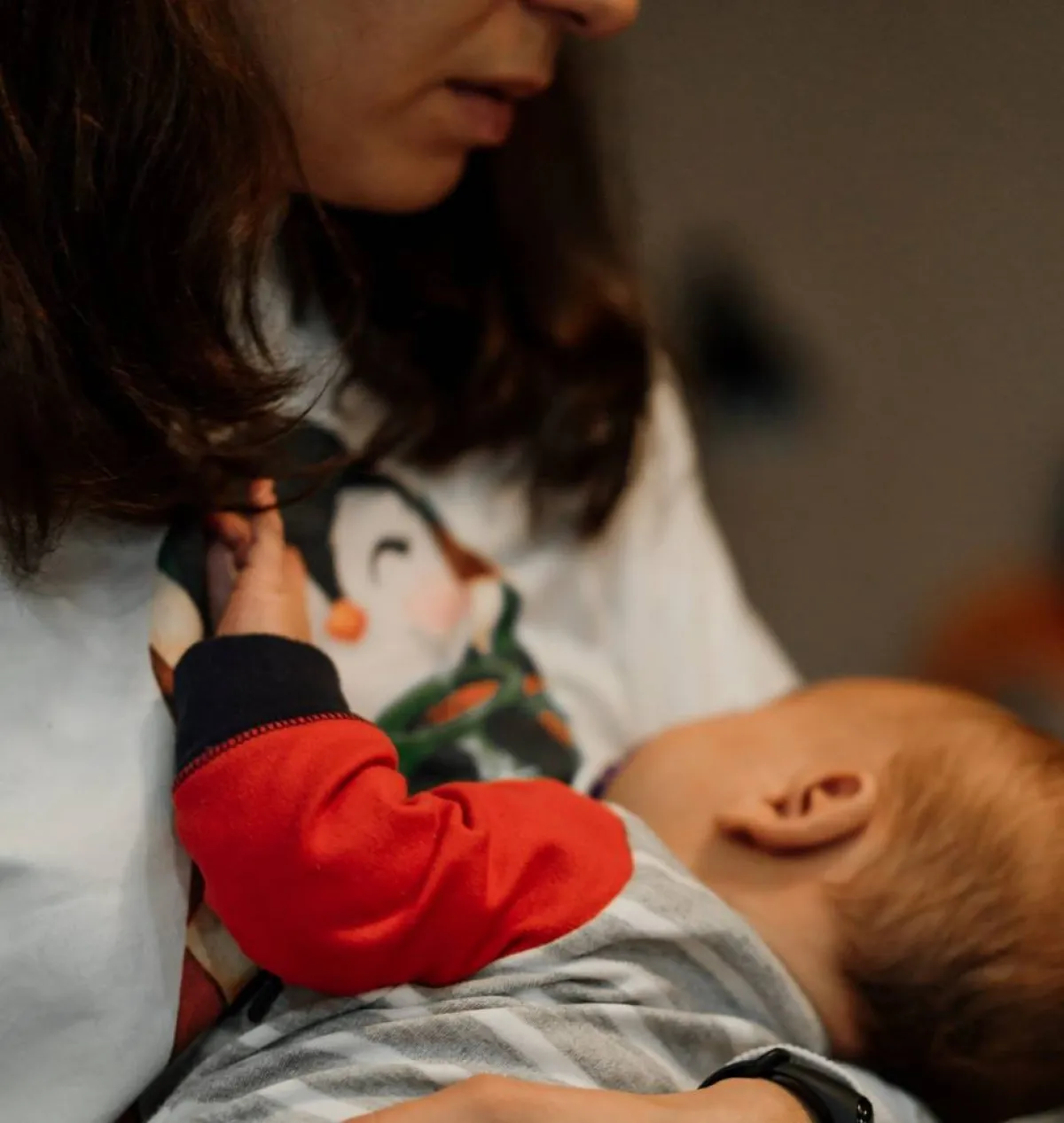 صورة لأم ترضع مولودها