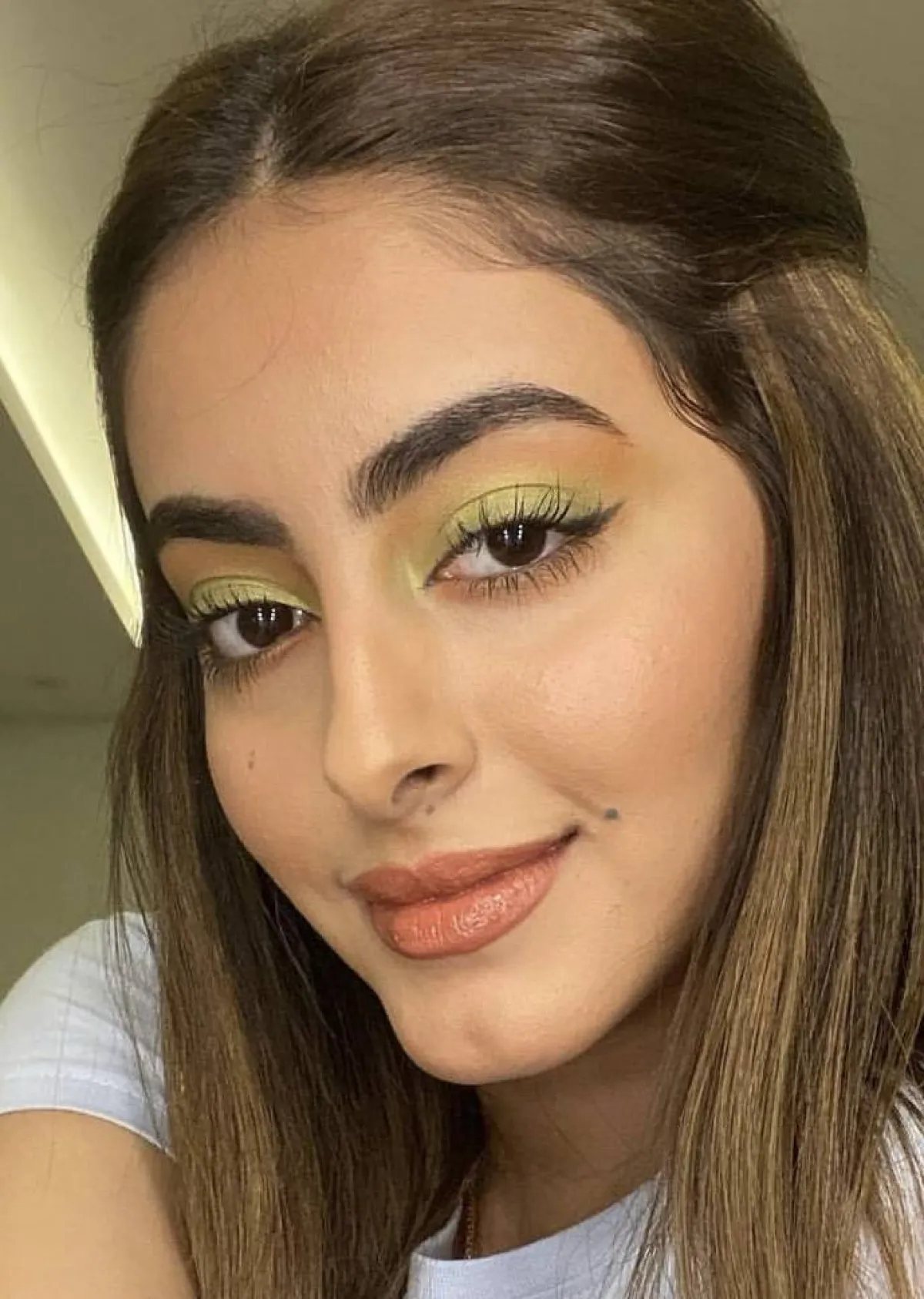 تطبيق مكياج اخضر نيون من جود عزيز