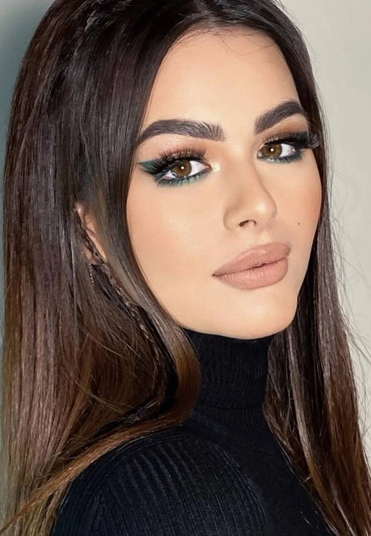 هنادي مهنا بمكياج اخضر لافت