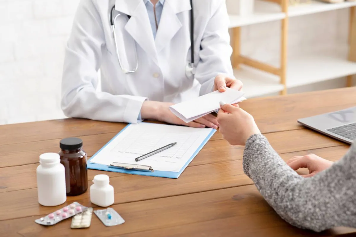 صورة لامرأة تراجع الطبيب