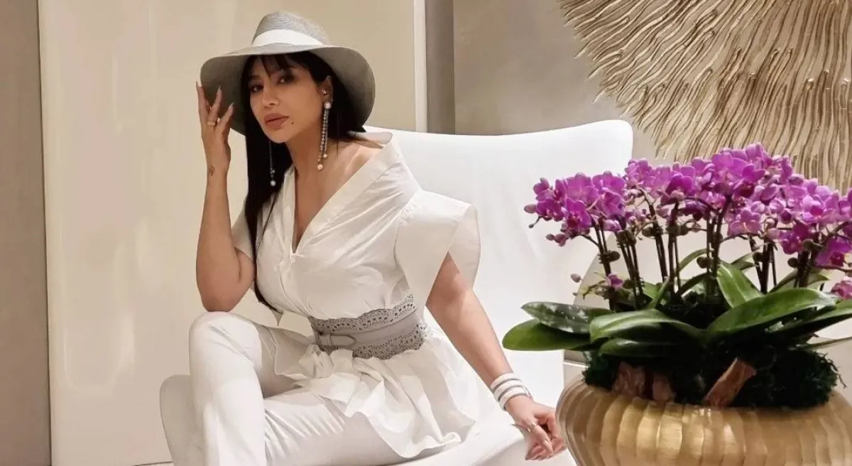 لجين عمران بأقراط طويلة بتصميم الشرابات