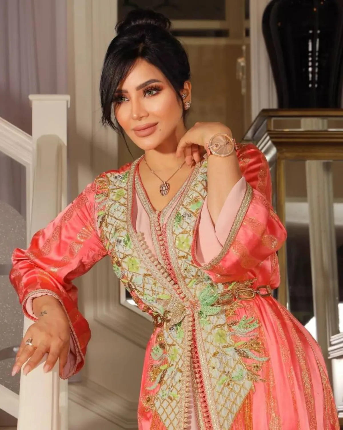 لجين عمران بمجوهرات من الذهب الوردي المرصوف بالألماس