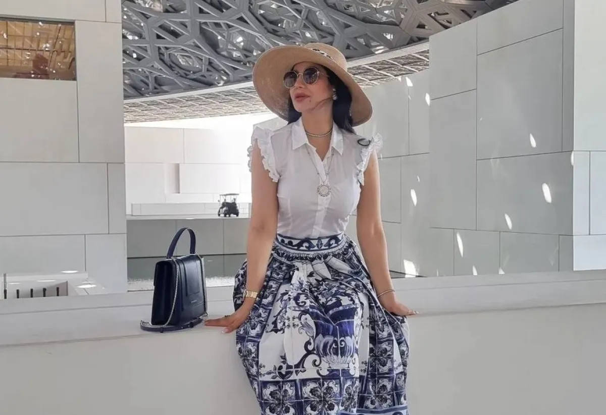 لجين عمران بقلادة تشوكر من الذهب الأبيض