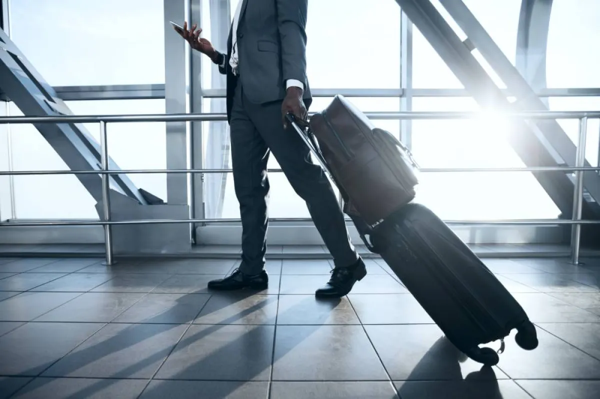 تنظيم وترتيب حقيبة السفر بالأمتعة والملابس الضرورية فقط