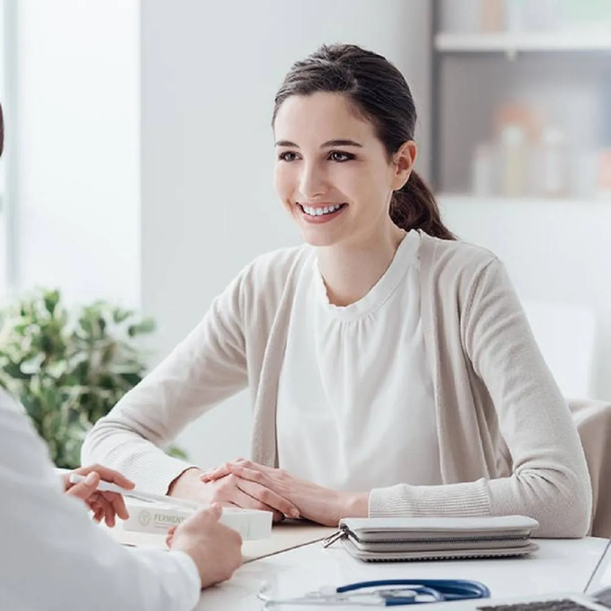 صورة لحامل أمام الطبيبة