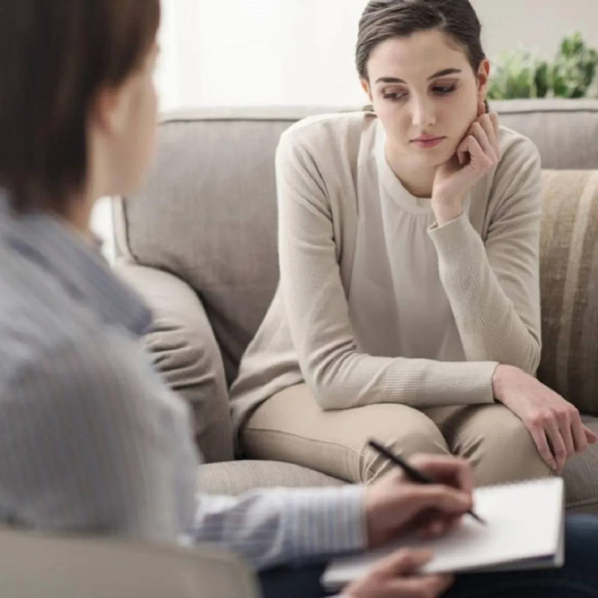 صورة لحامل وطبيبة