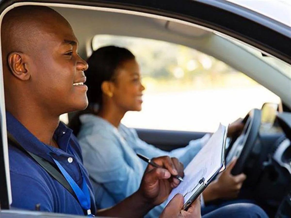 ممارسات خاطئة أثناء قيادة السيارة  