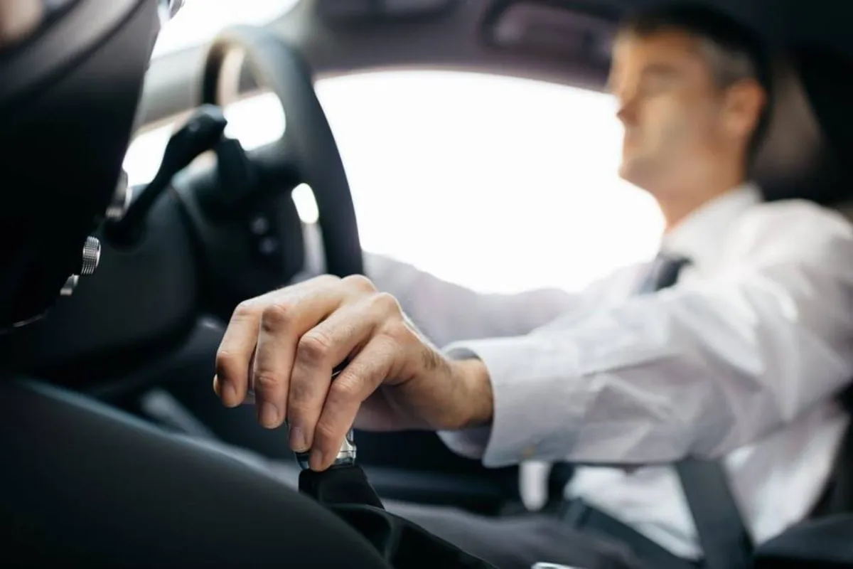 ممارسات خاطئة أثناء قيادة السيارة  