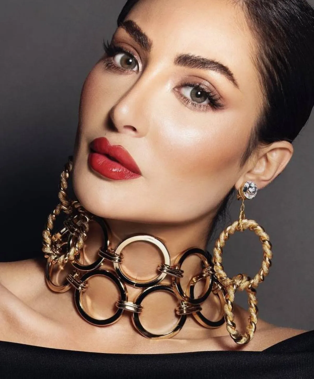 نور الغندور بمكياج ترابي مع احمر الشفاة الاحمر