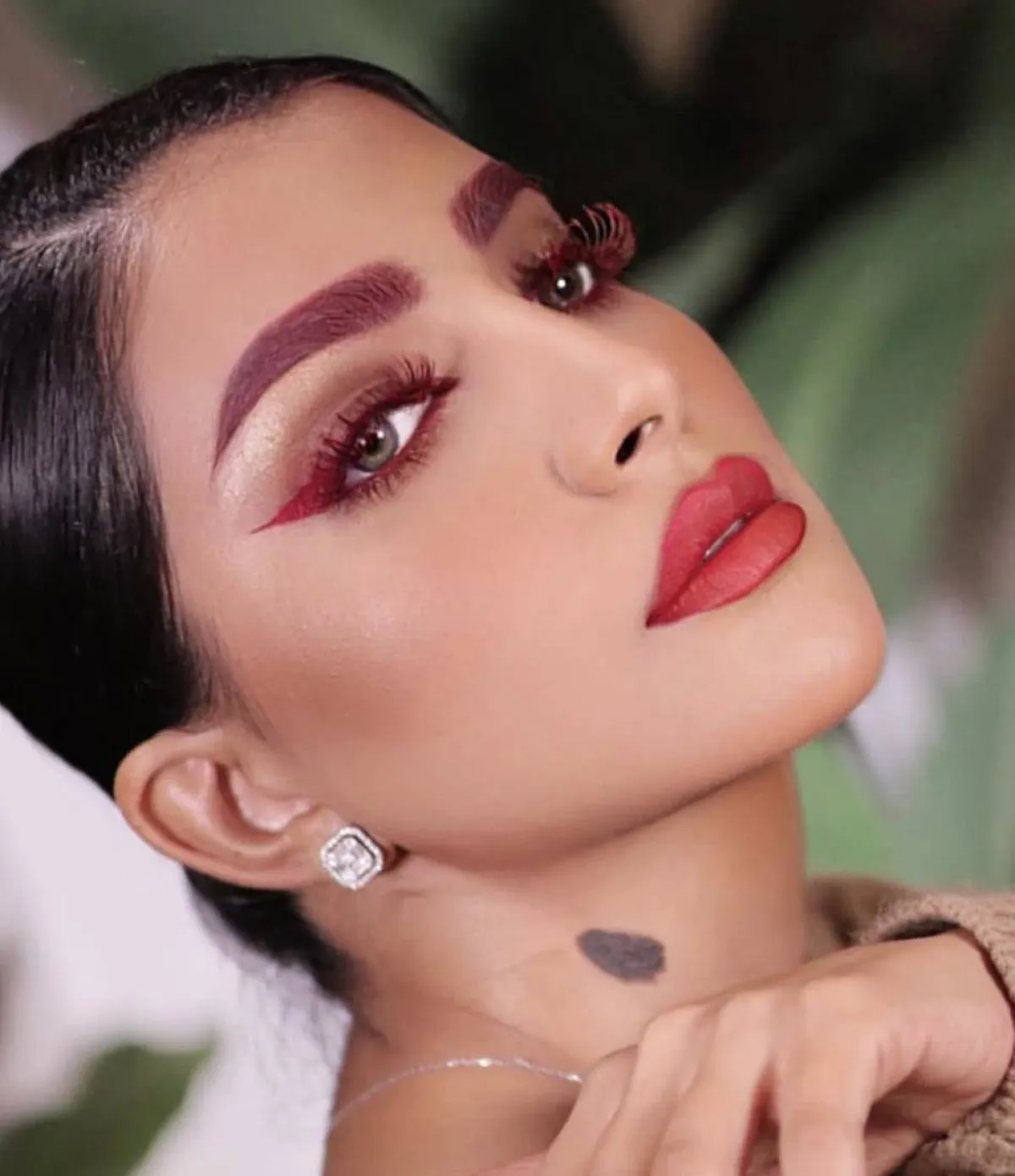 بثينة الرئيسي بالمكياج الاحمر