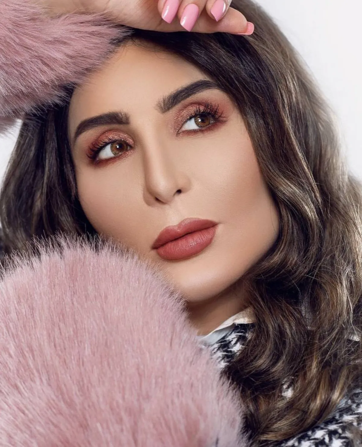 شيماء علي بمكياج أحمر