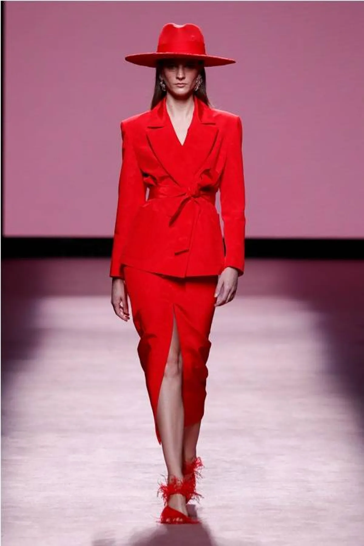 تنورة باللون الأحمر من ريدوندو براند  Redondo Brand