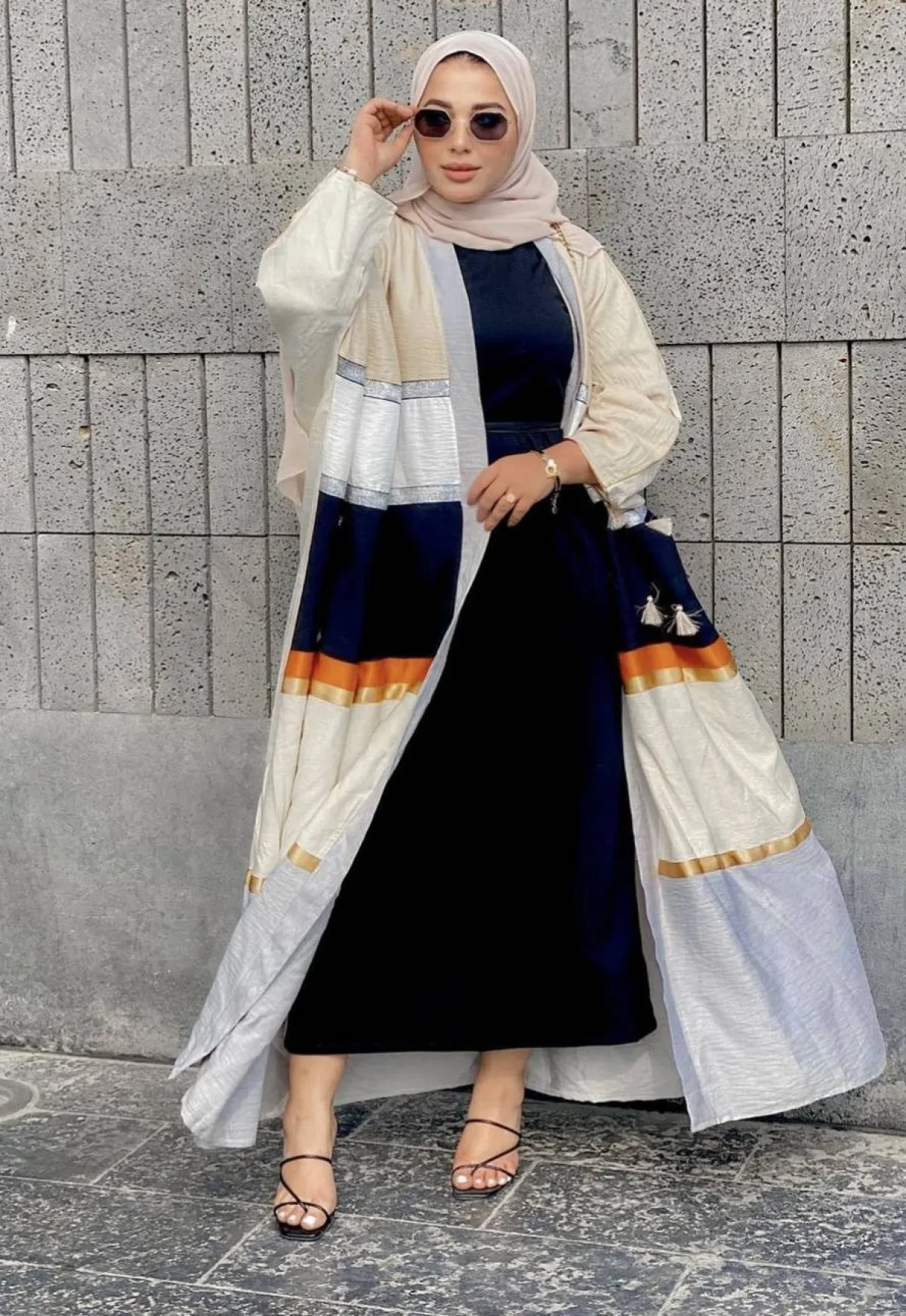 عباية عصرية من حنان الحكيم