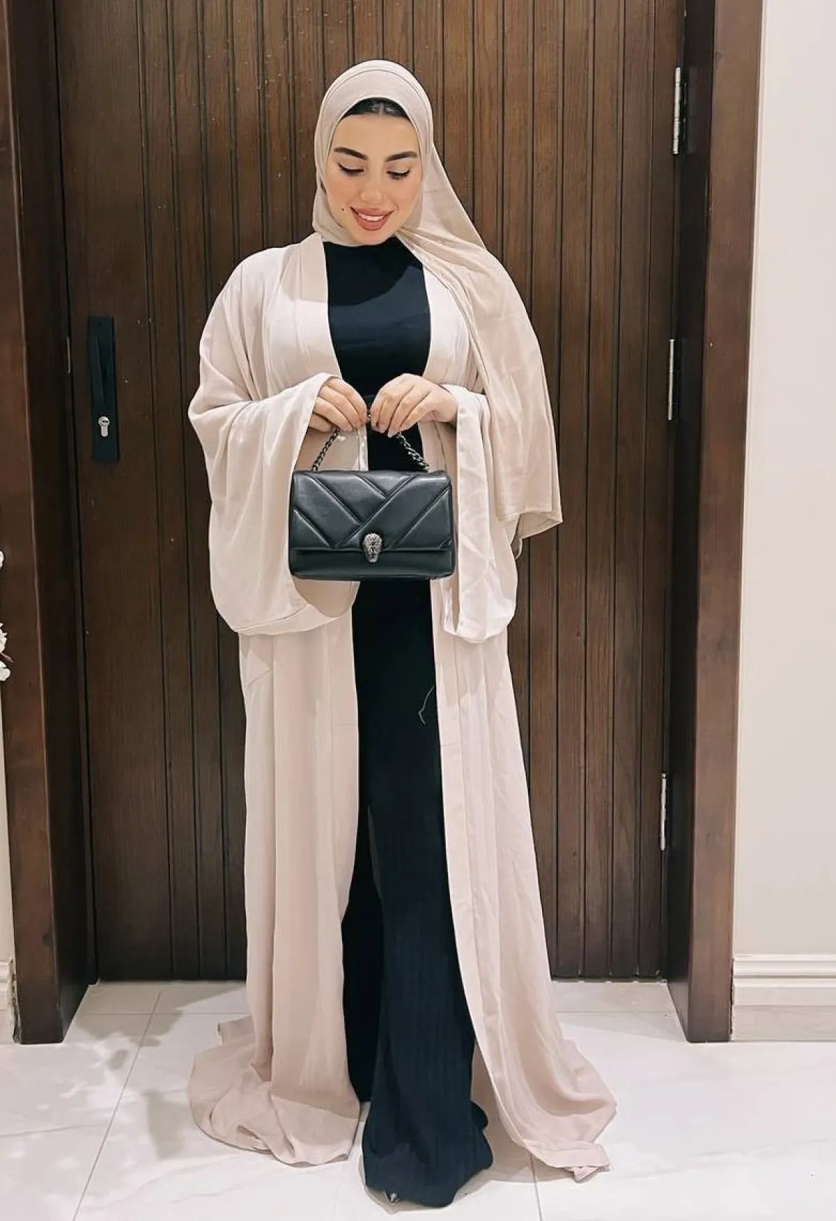 هدير عاطف باطلالة اللون البيج والاسود