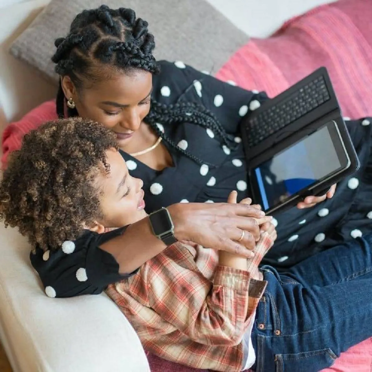 صورة لأم وطفلها